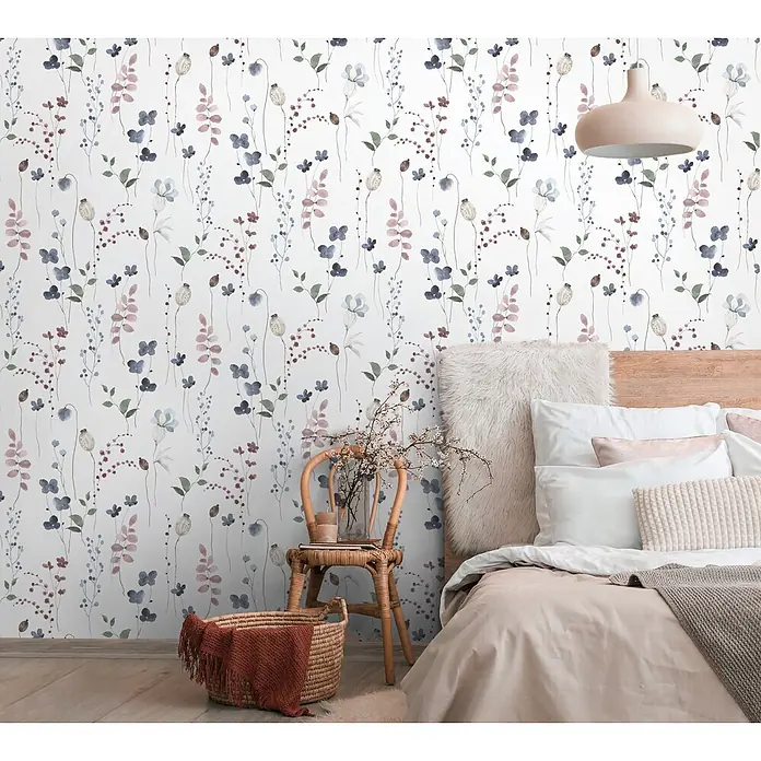 Marburg Novamur Plus Fresh UP Vliestapete Floral V - Weiß-Grün-Blau, Floral, 10,05 x 0,53 m - Weiße Tapete mit floralem und botanischem Aquarellmuster in sanften Blau-, Rosa- und Grüntönen an einer Schlafzimmerwand.