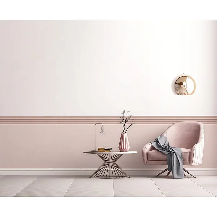 Marburg Shades Iconic Tapetenborte Streifen I - Rosa, Architektur, 5 x 0,18 mm, Vlies - Modernes Wohnzimmer mit rosa Sessel, rundem Beistelltisch mit Büchern und Vase, sowie goldener Kugellampe.