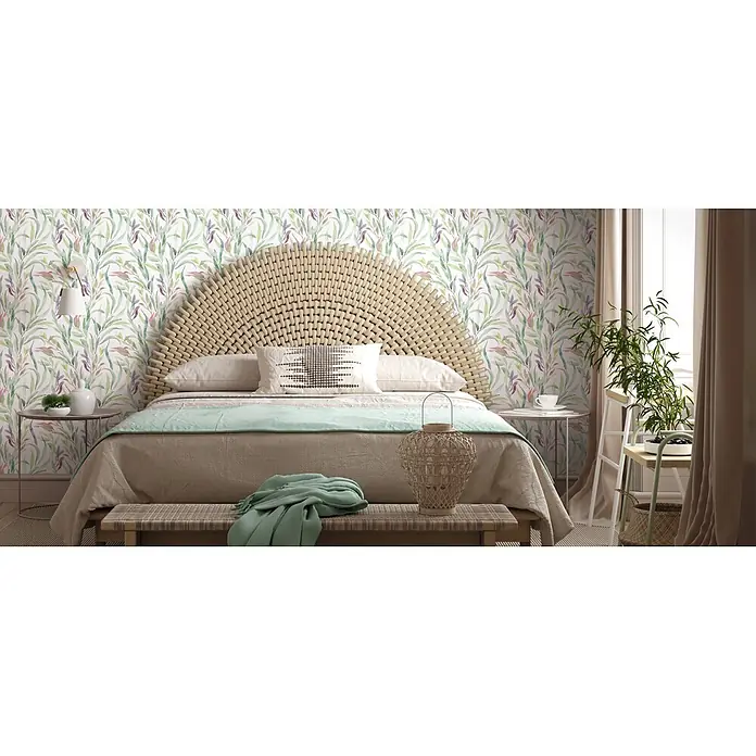 Marburg Novamur Plus Fresh UP Vliestapete Floral IV - Weiß-Grün, Floral, 10,05 x 0,53 m - Ein Schlafzimmer mit einem Bett, einem geflochtenen Kopfteil, grüner Bettwäsche und blattgemusterter Tapete.