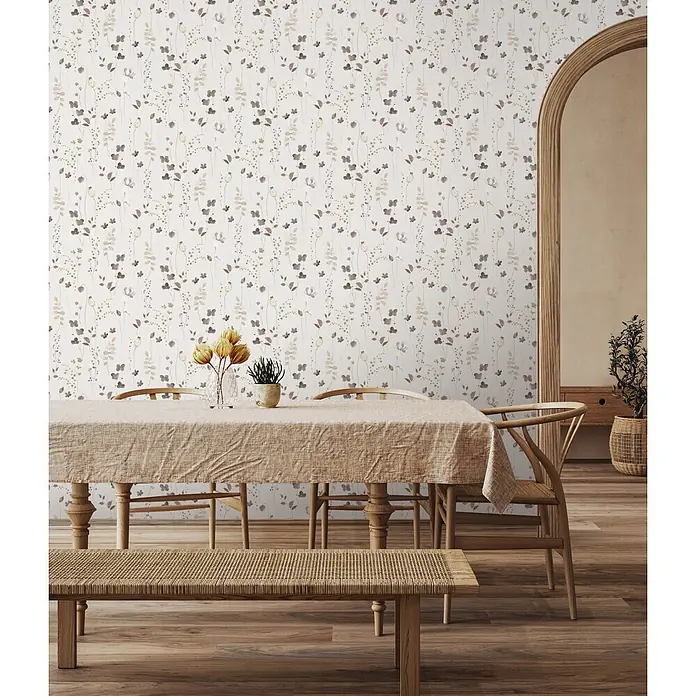 Marburg Novamur Plus Fresh UP Vliestapete Floral V - Beige, Floral, 10,05 x 0,53 m - Florale Tapete in gedämpften Braun- und Beigetönen auf hellem Grund, schmückt eine Esszimmerwand.