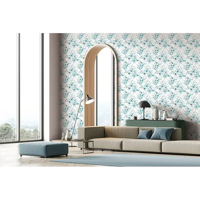 Marburg Novamur Plus Fresh UP Vliestapete Floral VI - Weiß-Blau, Floral, 10,05 x 0,53 m - Tapete mit blau-grünem Eukalyptusblattmuster an einer Wohnzimmerwand.