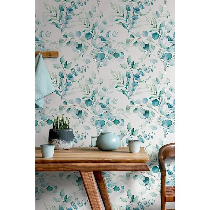 Marburg Novamur Plus Fresh UP Vliestapete Floral VI - Weiß-Blau, Floral, 10,05 x 0,53 m - Tapete mit einem Muster aus grünen und blauen Eukalyptusblättern, die eine frische, botanische Atmosphäre schafft.
