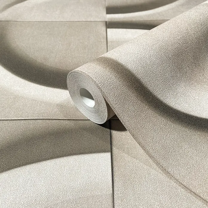 Marburg Shades Iconic Vliestapete Grafik I - Grau-Beige, Grafisch, 10,05 x 0,53 m - Rolle hellbeiger strukturierter Tapete entrollt, zeigt ihr dezentes geometrisches Muster an der Wand.