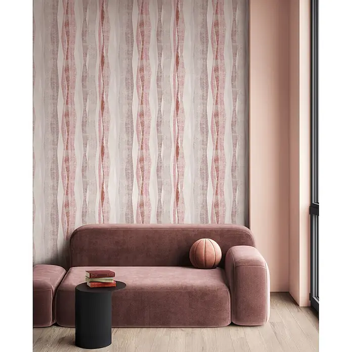 Marburg Novamur Plus Fresh UP Vliestapete Grafik I - Rot-Grau, Grafisch, 10,05 x 0,53 m - Strukturierte Tapete mit vertikalen Wellenstreifen in Hellbeige und gedämpftem Rosa, im Wohnzimmer hinter einem Sofa.