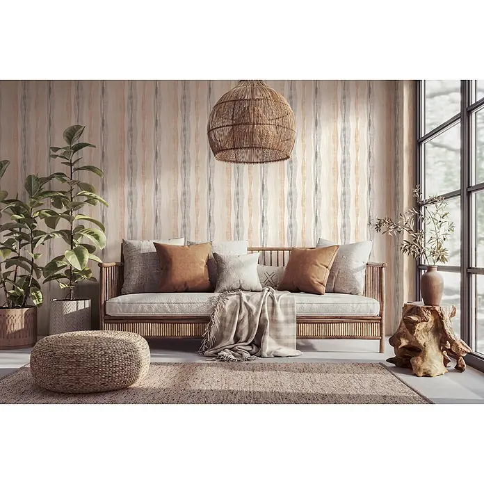Marburg Novamur Plus Fresh UP Vliestapete Grafik I - Grau-Beige, Grafisch, 10,05 x 0,53 m - Eine große, geflochtene Natur-Hängeleuchte hängt von der Decke und beleuchtet ein gemütliches Wohnzimmer mit Sofa und Pflanzen.