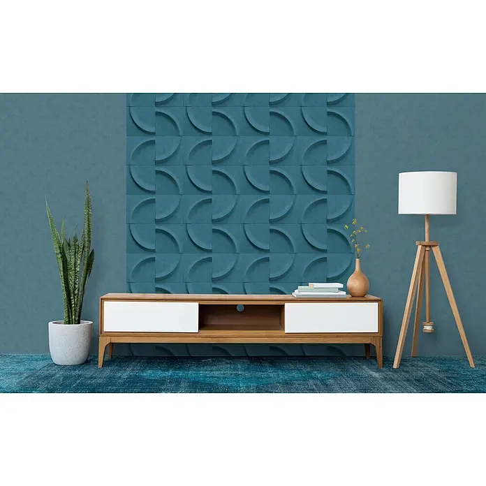 Marburg Shades Iconic Vliestapete Grafik I - Blau, Grafisch, 10,05 x 0,53 m - Ein Holz-TV-Schrank mit weißen Schubladen in einem modernen Wohnzimmer, mit Büchern und einer Vase.