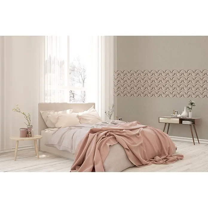 Marburg Shades Iconic Tapetenborte Grafik - Grau-Beige, Grafisch, 5 x 0,18 m, Vlies - Ein ruhiges Schlafzimmer mit Bett, heller Bettwäsche, pinkfarbener Decke. Neutrale Töne, Zierwand, großes Fenster mit Schneeaussicht.