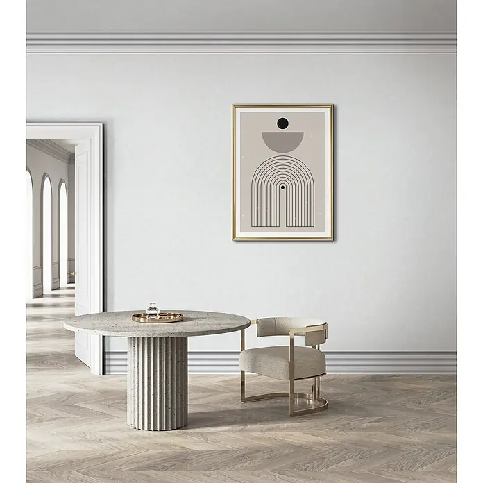 Marburg Shades Iconic Tapetenborte Streifen I - Grau, Architektur, 5 x 0,18 mm, Vlies - Modernes Esszimmer-Set mit einem runden Betontisch mit geriffelter Basis und einem beigen Polsterstuhl mit goldenem Rahmen, ergänzt durch abstrakte Wandkunst.