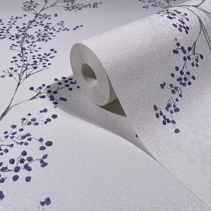 Marburg Novamur Plus Fresh UP Vliestapete Floral VIII - Weiß-Lila, Floral, 10,05 x 0,53 m - Strukturierte weiße Tapetenrolle mit sich wiederholendem Muster aus zarten Ästen und kleinen lila Beeren, teilweise ausgerollt.
