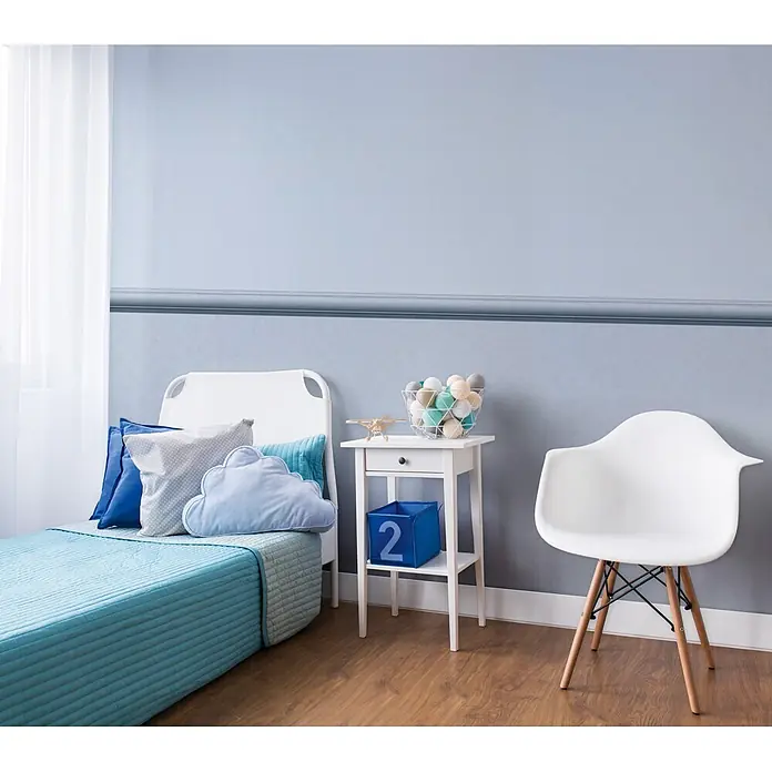 Marburg Shades Iconic Tapetenborte Streifen - Blau-Grau, Architektur, 5 x 0,09 m, Vlies - Kinderzimmer mit weißem Bett, blauer Bettwäsche und passender Deko. Ein weißer Nachttisch und Stuhl ergänzen den gemütlichen Raum.