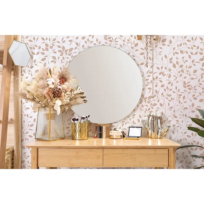 Marburg Novamur Plus Fresh UP Vliestapete Floral III - Weiß-Beige, Floral, 10,05 x 0,53 m - Bambus-Schminktisch mit rundem Spiegel, verziert mit Trockenblumen und goldfarbenen Make-up-Accessoires.