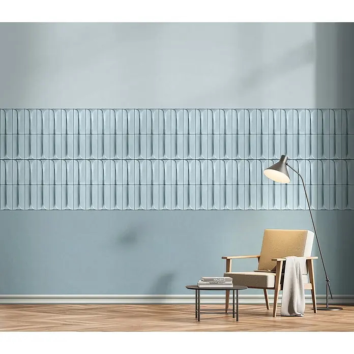 Marburg Shades Iconic Vliestapete Grafik III - Blau, Grafisch, 10,05 x 0,53 m - Strukturierte hellblaue Wandpaneele mit abgerundeten vertikalen Elementen, die ein Zierband über einer glatten Wand bilden.