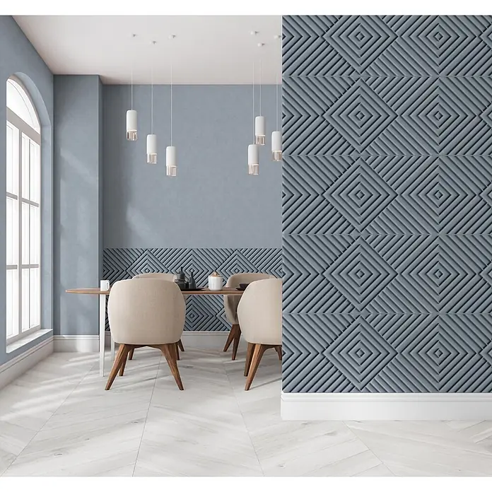 Marburg Shades Iconic Vliestapete Grafik IV - Blau-Grau, Grafisch, 10,05 x 0,53 m - Geometrische blau-graue Wandpaneele in einem modernen Esszimmer mit Tisch und Stühlen.