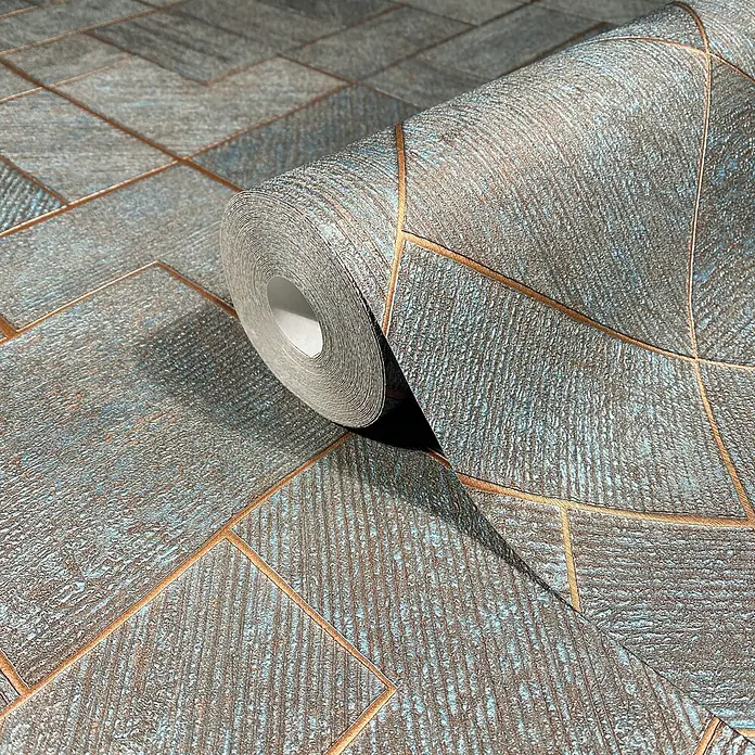 Marburg Ritus Vliestapete Grafik I - Kupfer-Blau, Grafisch, 10,05 x 0,53 m - Strukturierte Tapetenrolle in Blau-Grau mit metallischem Bronze-Geometriemuster, teilweise abgerollt.