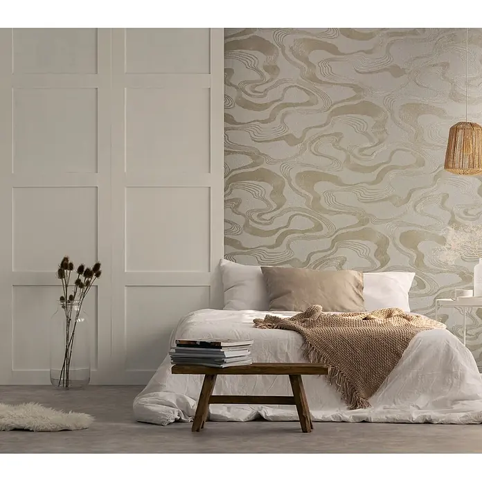 Marburg Kumano Vliestapete Grafik I - Beige, Grafisch, 10,05 x 0,53 m - Ein neutrales Schlafzimmer mit weißem Bett, beigem Überwurf, gemusterter Tapete und einer dekorativen Paneelwand.