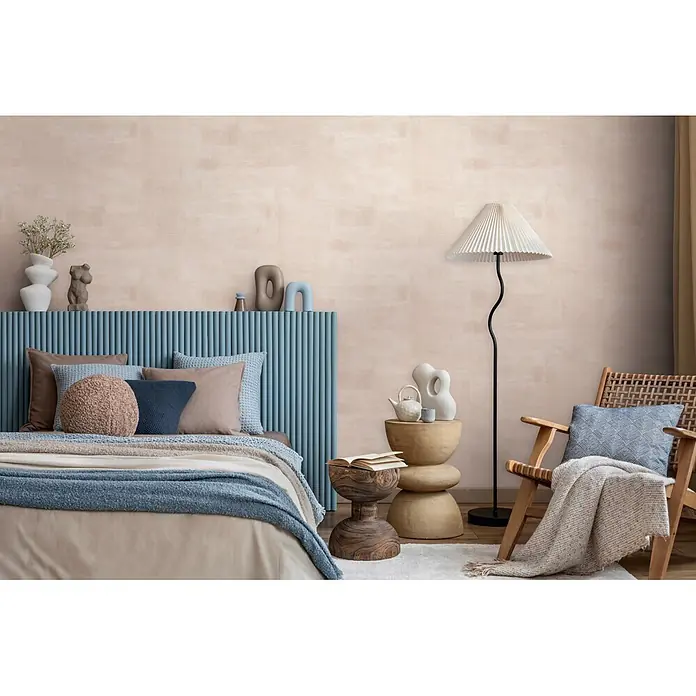 Marburg Novamur Plus Fresh UP Vliestapete Uni - Grau-Beige, Uni, 10,05 x 0,53 m - Schlafzimmer mit Bett, blauer Lamellen-Kopfteil, beiger und blauer Bettwäsche, Holztischen und Rattansessel.