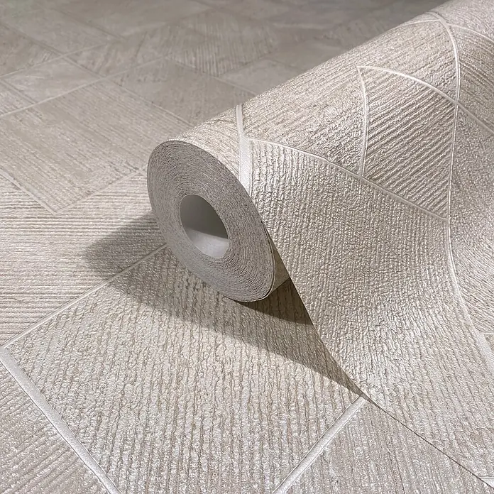 Marburg Ritus Vliestapete Grafik I - Beige, Grafisch, 10,05 x 0,53 m - Helle beigefarbene strukturierte Tapetenrolle mit dezentem geometrischem Muster, teilweise abgerollt zur Ansicht.