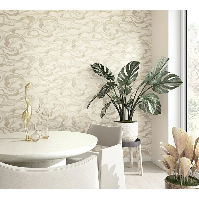 Marburg Kumano Vliestapete Grafik I - Beige, Grafisch, 10,05 x 0,53 m - Helle beigefarbene Tapete mit abstraktem, wellenförmigem Muster ziert eine moderne Esszimmerwand.
