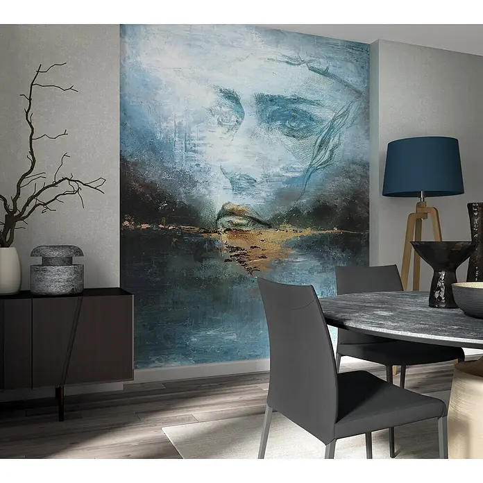 Marburg Ritus Fototapete Grafik - B x H: 212 x 270 cm, Vlies - Modernes Esszimmer mit einem dunklen Rundtisch, passenden Stühlen und einem großen blau-goldenen abstrakten Gesichtsgemälde.