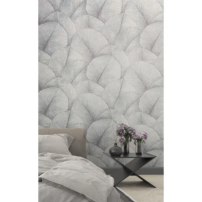 Marburg Kumano Vliestapete Floral - Grau-Blau, Floral, 10,05 x 0,53 m - Graue Tapete mit überlappendem Blattmuster und feinen rötlichen Adern, als Schlafzimmerwanddekoration.