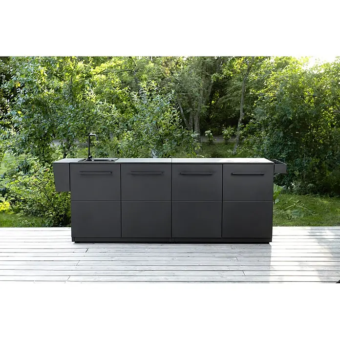 Cozze Elements Mülleimer - H x B x T: 32 x 60 x 18,5 cm, Schwarz - Anthrazitfarbene Outdoor-Küche mit Spüle, Wasserhahn und Stauraum, auf Holzterrasse.