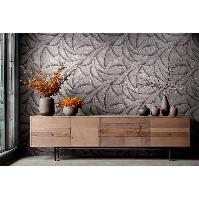 Marburg Ritus Vliestapete Grafik - Schwarz-Bronze, Grafisch, 10,05 x 0,53 m - Holz-Sideboard mit Schubladen und Schränken, hellem Holzfinish und schwarzen Metallbeinen, dekoriert mit Vasen und Trockenpflanzen.