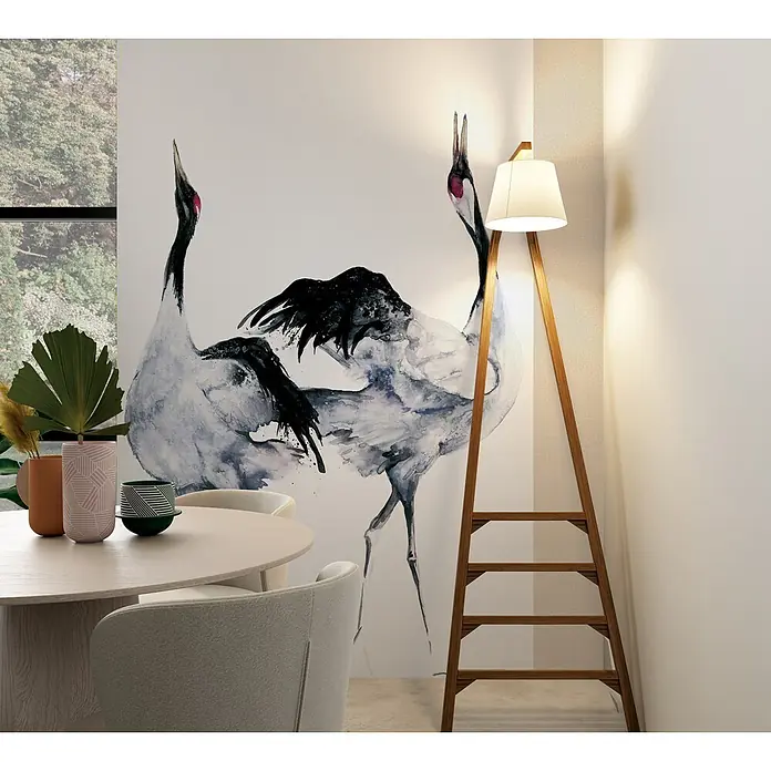 Marburg Kumano Fototapete Bird Illustration II - B x H: 159 mm x 270 cm, Vlies - Hohe Stehleuchte aus Holz mit leiterartigem Fuß und weißem konischem Schirm, beleuchtet einen modernen Essbereich.