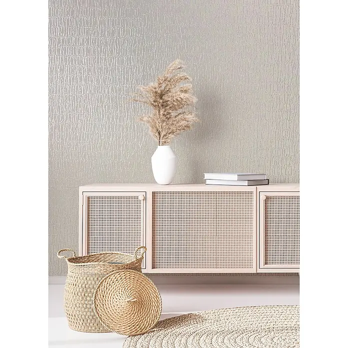 Marburg Kumano Vliestapete Struktur - Creme, Sonstiges, 10,05 x 0,53 m - Texturierte hellgraue Tapete, ein hellrosa Rattanschrank sowie ein Korb und Teppich aus Naturgeflecht prägen diesen modernen Raum.