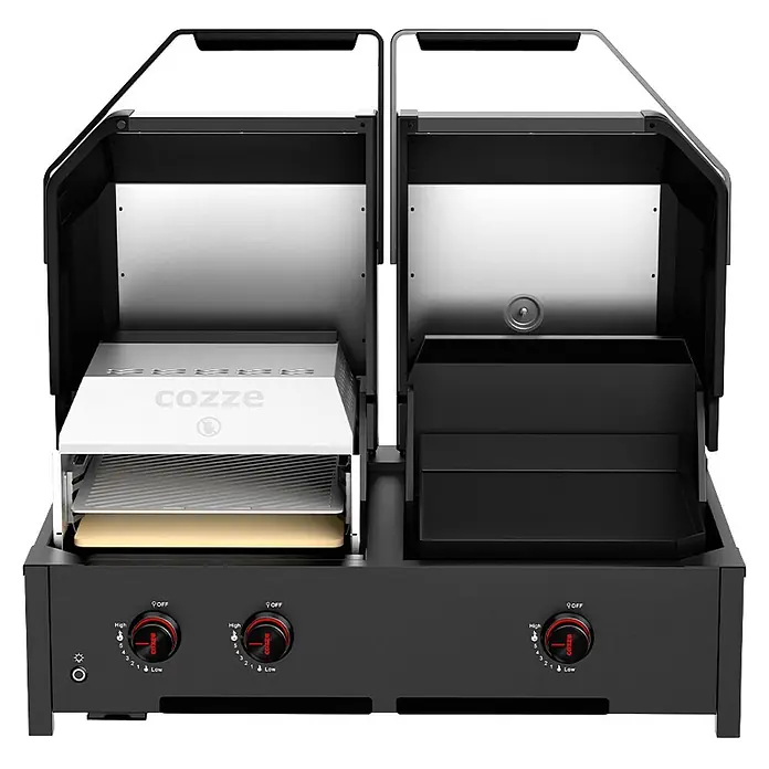 Cozze Hybrid-Grill Quattro 900 - Grillfläche (B x T): 72,7 x 34,5 cm, 13 kW, Anzahl Brenner: 3 Stk. - Schwarzer Doppelzonen-Außenofen und Grill mit geöffneten Deckeln, der Bedienelemente und Kochflächen zeigt. Eine Seite ist ein Pizzaofen.