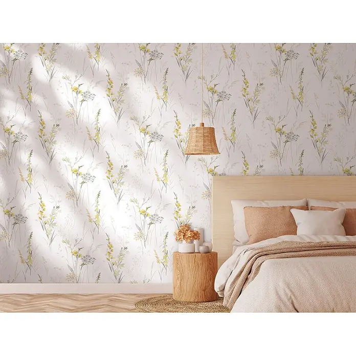 Marburg Novamur Plus Fresh UP Vliestapete Floral I - Weiß-Gelb, Floral, 10,05 x 0,53 m - Tapete mit hellgelbem und grauem Wildblumenmuster im Schlafzimmer, die eine natürliche und ruhige Atmosphäre schafft.