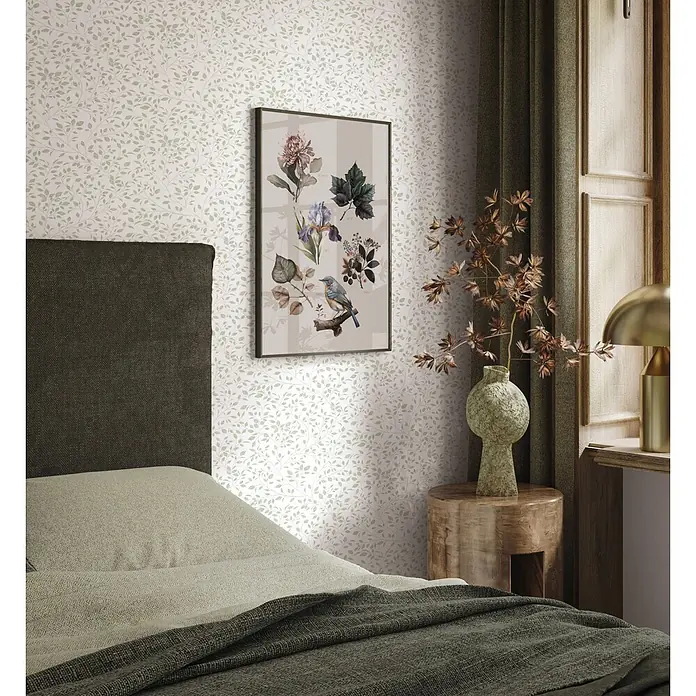 Marburg Novamur Plus Fresh UP Vliestapete Floral III - Weiß-Grün, Floral, 10,05 x 0,53 m - Zarte hellgrüne Blättermuster-Tapete an einer Schlafzimmerwand, die die natürliche Einrichtung ergänzt.