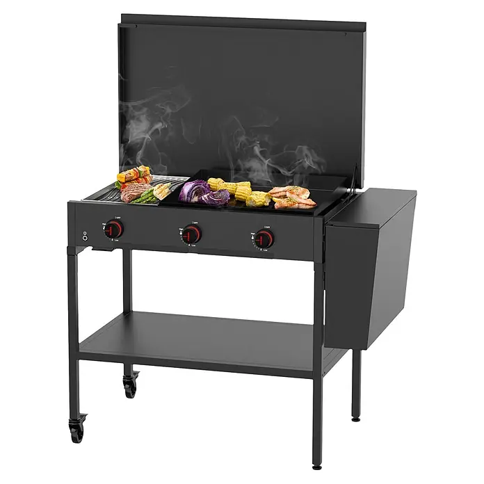 Cozze Grilltisch - B x T x H: 90 x 60 x 71 cm, Stahl, Passend für: Cozze Grills der 900er Serie - Schwarzer Gasgrill mit geöffnetem Deckel, kochendem Essen und unterer Ablage auf Rollen.