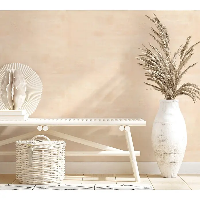 Marburg Novamur Plus Fresh UP Vliestapete Uni - Beige, Uni, 10,05 x 0,53 m - Ein beiges Interieur mit heller Holzbank, weißem Korb und hoher weißer Vase mit Trockengras, das eine natürliche Ästhetik schafft.