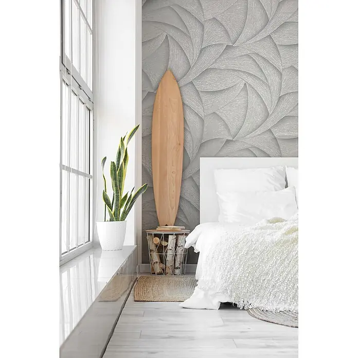 Marburg Ritus Vliestapete Grafik - Grau, Grafisch, 10,05 x 0,53 m - Modernes Schlafzimmer mit weißem Bett, texturierter grauer Tapete und Holz-Surfbrett, mit Sansevieria am Fenster.