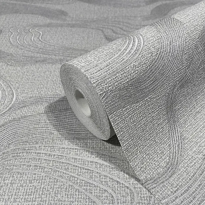 Marburg Kumano Vliestapete Grafik I - Grau, Grafisch, 10,05 x 0,53 m - Graue Tapetenrolle mit texturiertem, wellenförmigem Silbermuster, teilweise abgerollt.