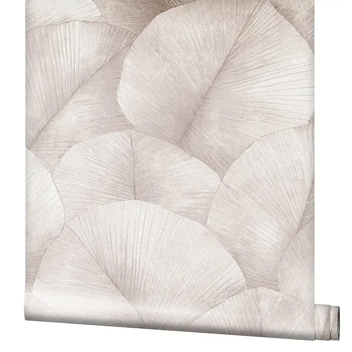 Marburg Kumano Vliestapete Floral - Rosa, Floral, 10,05 x 0,53 m - Texturierte, hellbeige Tapetenrolle mit großen, überlappenden Blattmustern, teilweise abgerollt.