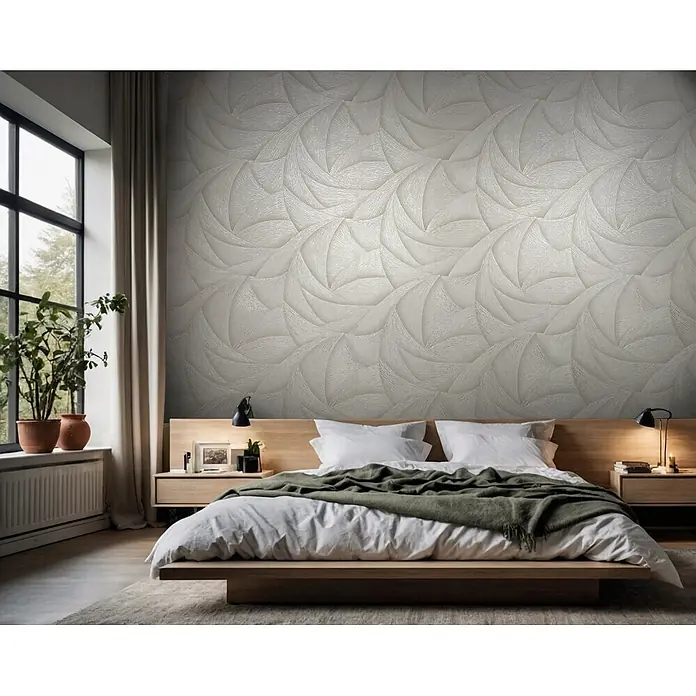 Marburg Ritus Vliestapete Grafik - Beige, Grafisch, 10,05 x 0,53 m - Strukturierte, hellfarbige Tapete mit wirbelndem Muster an einer Schlafzimmerwand über einem Holzbett.