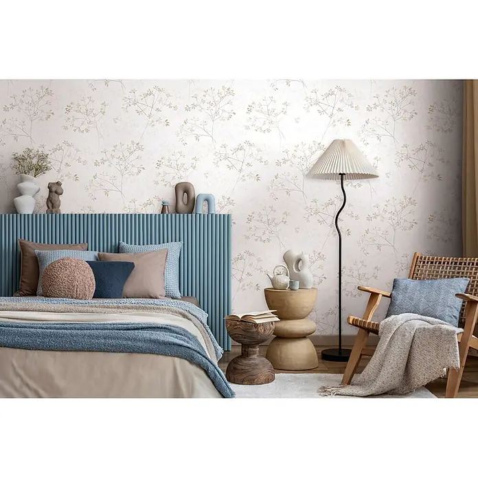 Marburg Novamur Plus Fresh UP Vliestapete Floral II - Weiß-Beige, Floral, 10,05 x 0,53 m - Schlafzimmer mit hellbeiger Tapete, die zarte braune und goldene Blätterzweige zeigt, passend zu blauen und beigen Möbeln.