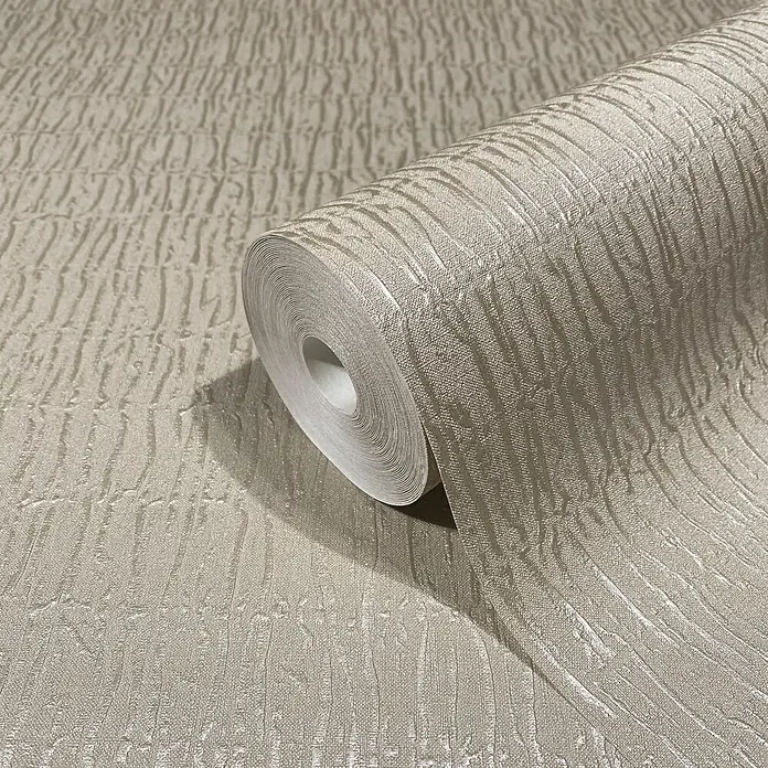 Marburg Kumano Vliestapete Struktur - Beige, Sonstiges, 10,05 x 0,53 m - Rolle cremefarbener, texturierter Tapete mit unregelmäßigen vertikalen Linien und leichtem Schimmer, teilweise abgerollt.