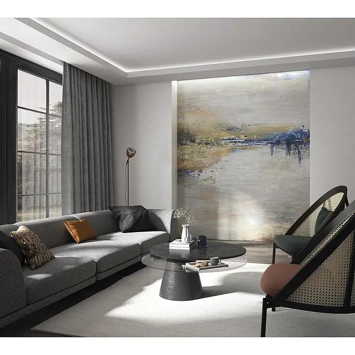 Marburg Ritus Fototapete Grafik II - B x H: 212 x 270 cm, Vlies - Modernes Wohnzimmer mit grauem Ecksofa, schwarzem Couchtisch, abstrakter Kunst und zwei Korbstühlen mit farbigen Kissen.