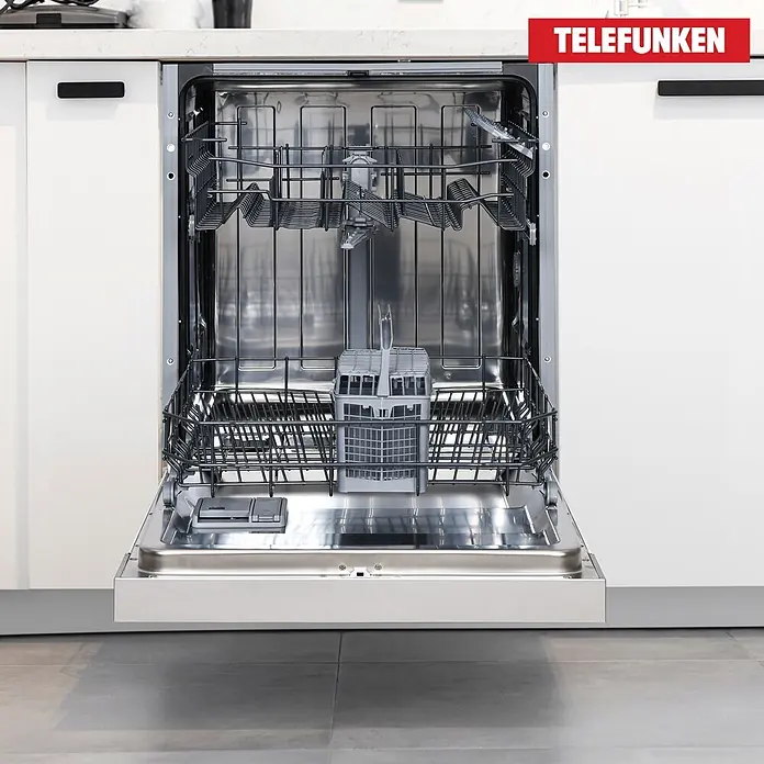 Telefunken Einbaugeschirrspüler GET6012DI - Anzahl Maßgedecke: 12 Stk., Teilintegriert - Ein offener, leerer Geschirrspüler mit Edelstahl-Interieur und schwarzen Körben, in eine moderne Küche integriert.