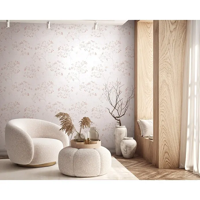 Marburg Novamur Plus Fresh UP Vliestapete Floral II - Weiß-Rot, Floral, 10,05 x 0,53 m - Elegante helle Tapete mit zartem Muster aus Ästen und rötlich-rosa Blättern, schmückt ein modernes Wohnzimmer.