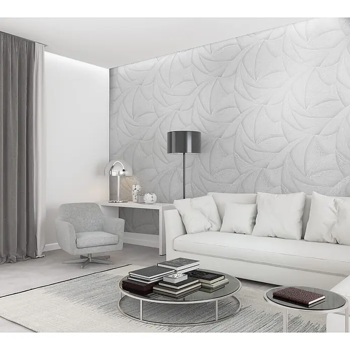 Marburg Ritus Vliestapete Grafik - Weiß, Grafisch, 10,05 x 0,53 m - Modernes Wohnzimmer mit weißem Sofa, grauem Sessel, gläsernen Couchtischen und einer strukturierten Akzentwand.