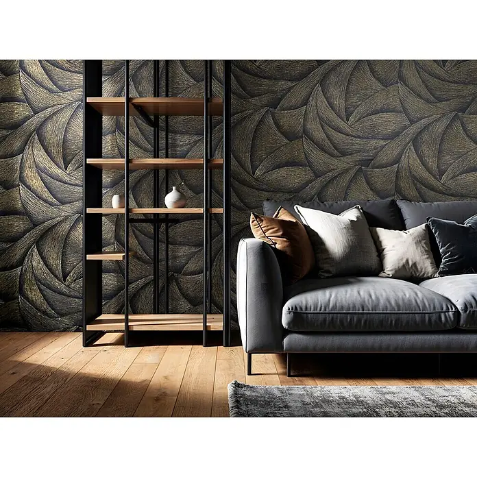 Marburg Ritus Vliestapete Grafik - Schwarz-Gold, Grafisch, 10,05 x 0,53 m - Modernes Bücherregal aus schwarzem Metall und Holz neben einem grauen Sofa im Wohnzimmer.