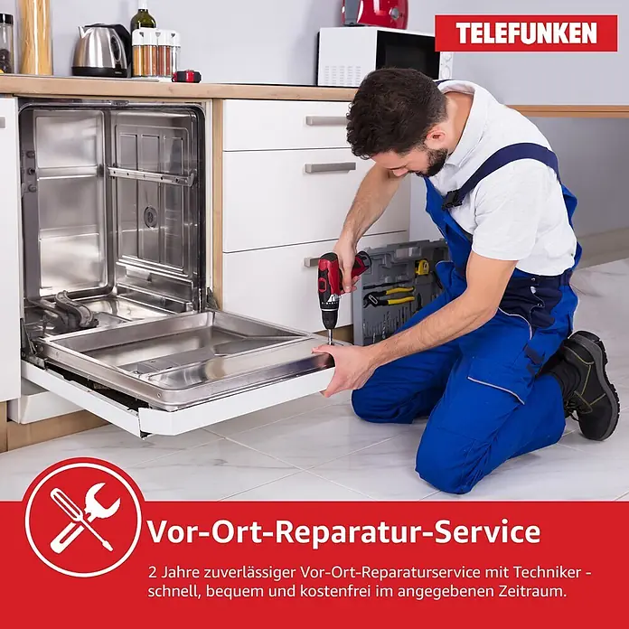 Telefunken Einbaugeschirrspüler GET6012DI - Anzahl Maßgedecke: 12 Stk., Teilintegriert - Techniker in blauer Arbeitskleidung repariert einen Geschirrspüler mit einem Akkuschrauber, hebt Vor-Ort-Service hervor.