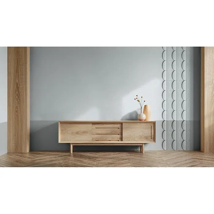 Marburg Shades Iconic Tapetenborte Grafik I - Grau, Grafisch, Vlies - Helles Holz Sideboard mit drei Schubladen und Schiebetüren in einem modernen Wohnraum.