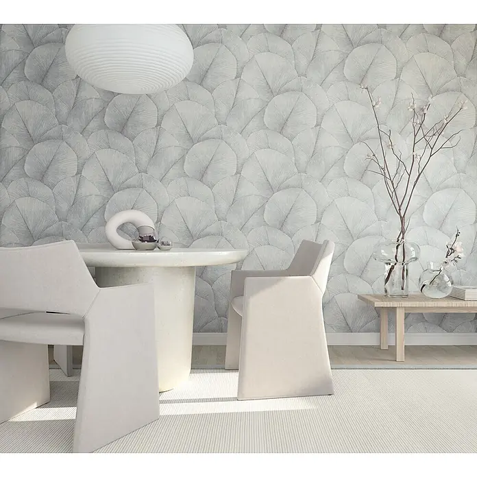 Marburg Kumano Vliestapete Floral - Grau-Blau, Floral, 10,05 x 0,53 m - Strukturierte hellgraue Tapete mit überlappendem Blattmuster, die eine ruhige Atmosphäre im Esszimmer schafft.