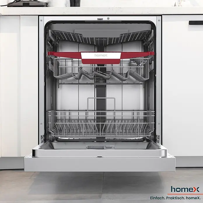 homeX Einbaugeschirrspüler DWSI601444C - Anzahl Maßgedecke: 14 Stk., Teilintegriert - Offene homex Spülmaschine in moderner Küche. Mit silbernen Körben und roter Akzentleiste, die den geräumigen Innenraum zeigt.