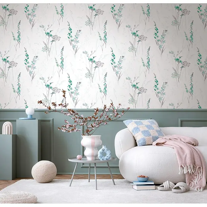 Marburg Novamur Plus Fresh UP Vliestapete Floral I - Weiß-Grün, Floral, 10,05 x 0,53 m - Tapete mit zartem Muster aus blaugrünen und grauen Gräsern, schmückt die obere Wand in einem modernen Wohnraum.