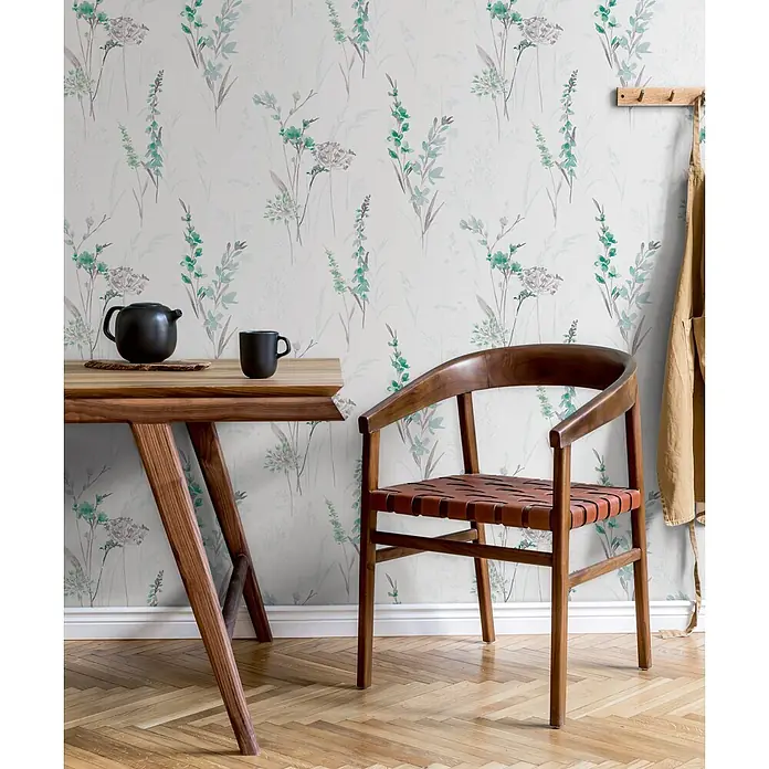 Marburg Novamur Plus Fresh UP Vliestapete Floral I - Weiß-Grün, Floral, 10,05 x 0,53 m - Elegante Tapete mit zarten grünen und braunen Gräser- und Blumenmustern auf hellem Hintergrund, die eine Wand schmückt.